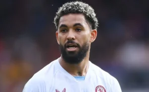 Douglas Luiz, ex-Vasco, recebe elogios de torcedores em empate do Aston Villa na Premier League