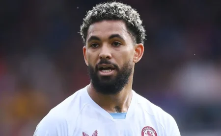 Douglas Luiz, ex-Vasco, recebe elogios de torcedores em empate do Aston Villa na Premier League