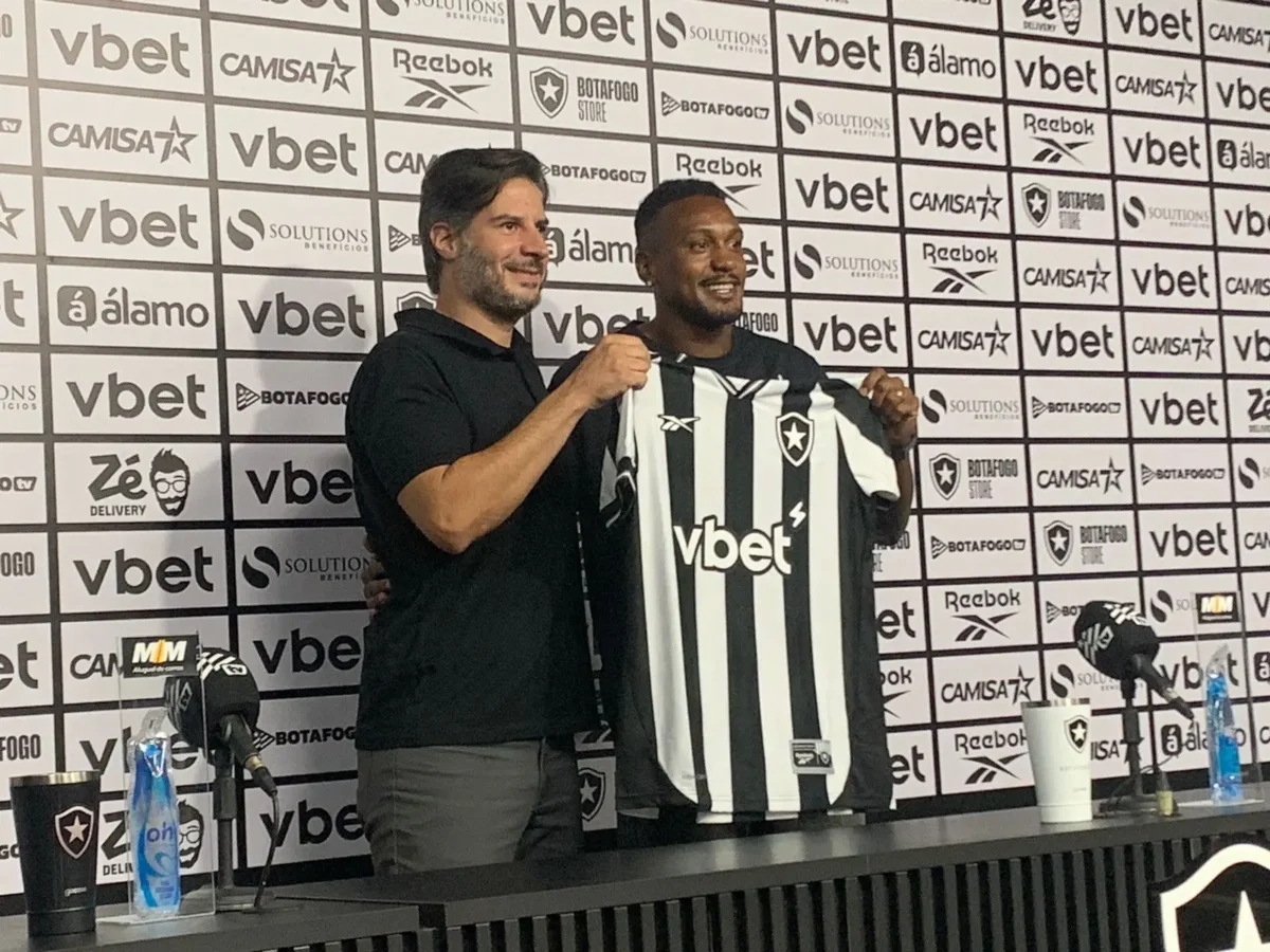 Edenilson se apresenta no Botafogo e fala sobre disputa por posição com jovens: "Conversei com Anselmi"