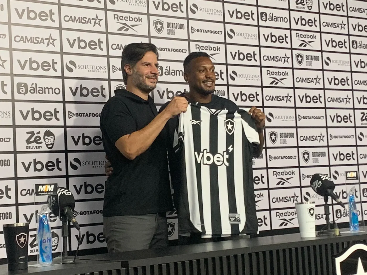 Edenilson se apresenta no Botafogo e fala sobre disputa por posição com jovens: "Conversei com Anselmi"