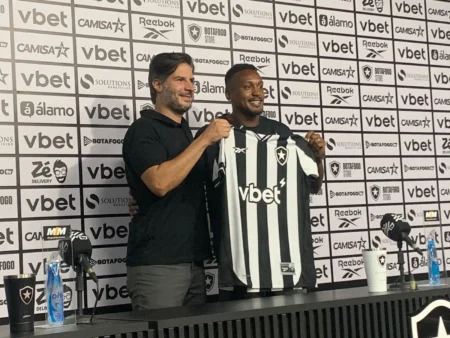 Edenilson se apresenta no Botafogo e fala sobre disputa por posição com jovens: "Conversei com Anselmi"