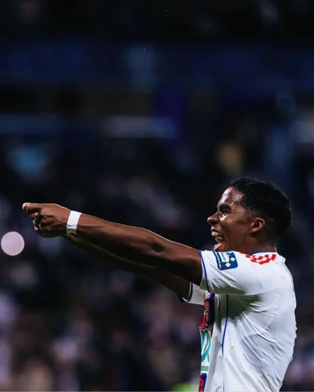 Endrick minimiza comparações com Benzema e exalta o atacante do Lyon: "Anos-luz à frente"