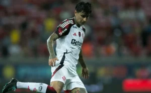 Erick Pulgar marca golaço pelo Flamengo em Salvador e causa delírio nas redes sociais