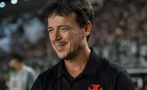 Escalação do Vasco: Diniz avalia dúvidas e deve manter a base para o clássico contra o Botafogo