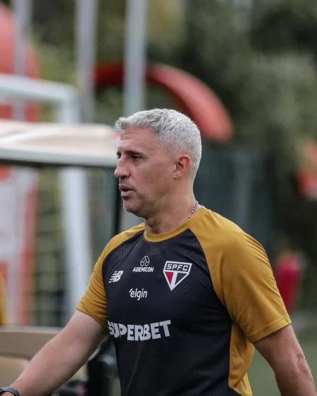 Escalação do São Paulo: Crespo mantém titulares contra o Santos