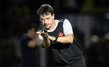 Escalação do Vasco: Diniz busca resposta com time titular contra o Volta Redonda
