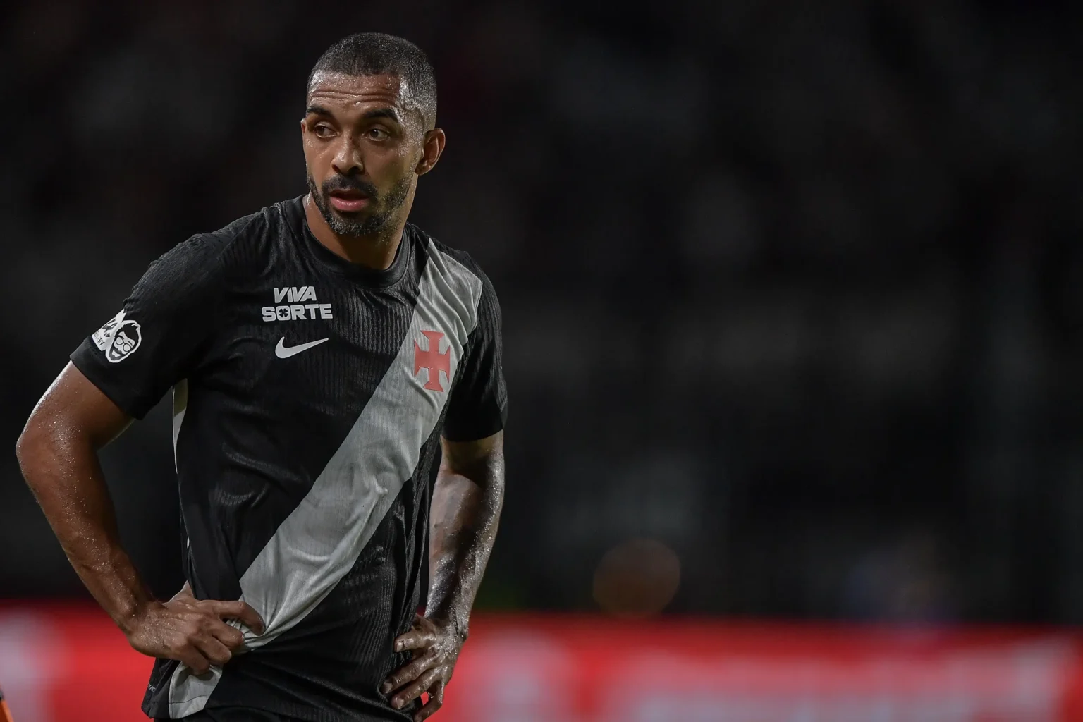 Escalação do Vasco: Paulo Henrique surge entre os titulares, enquanto Thiago Mendes é dúvida.