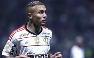 Everton Cebolinha amplia vantagem do Flamengo com gol após lançamento de Léo Ortiz