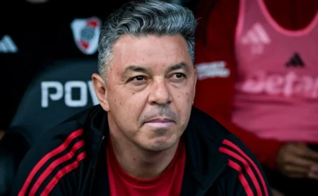 Ex-Flamengo, Viña recebe duro recado de Gallardo após atuação no River Plate: “Precisa trabalhar o dobro” Ex-Flamengo, Viña recebe duro recado de Gallardo após atuação no River Plate: “Precisa trabalhar o dobro”