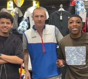 Ex-jogador do Barcelona revela depressão e explica trabalho em loja de esportes: "Problemas"