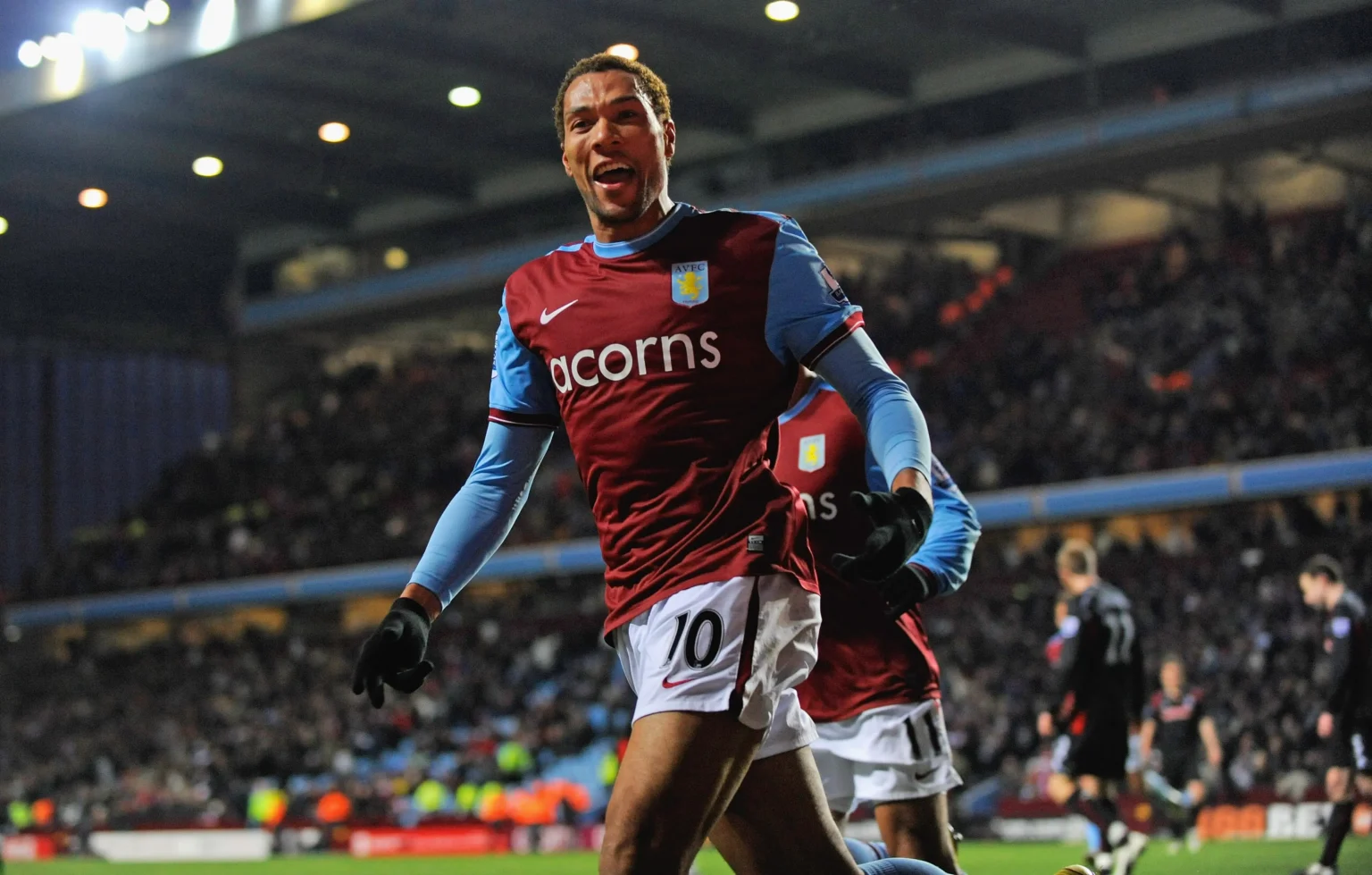 Ex-jogador de Valencia, Roma e Aston Villa se torna ator após aposentadoria Ex-jogador de Valencia, Roma e Aston Villa se torna ator após aposentadoria