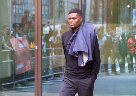 Ex-jogador do Arsenal, em liberdade condicional, enfrenta quatro acusações de estupro