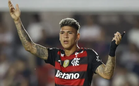 Expulsão de Carrascal em Flamengo x Corinthians: decisão de Rafael Rodrigo Klein é confirmada.