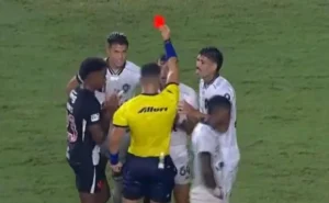 Expulsão de Marquinhos decide clássico e Botafogo perde para o Vasco no Carioca