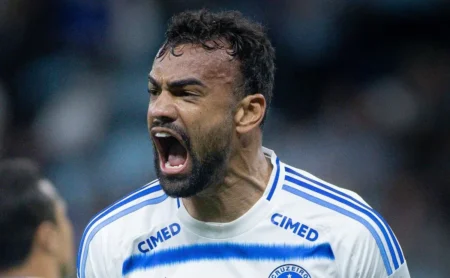 Fabrício Bruno alcança marco histórico pelo Cruzeiro e se declara: “O clube do meu coração”
