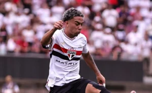 Fenerbahçe e Ajax monitoram Pedro Ferreira, do São Paulo, e preparam oferta.