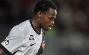 FERJ divulga áudio do VAR e explica decisão sobre pênalti não marcado em Vasco x Madureira.