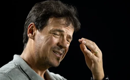 Fernando Diniz nega saída do Vasco em meio à pressão: “Jamais pedi demissão” Fernando Diniz nega saída do Vasco em meio à pressão: “Jamais pedi demissão”