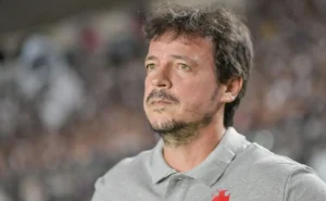 Fernando Diniz utiliza pausa nos jogos para ajustes físicos e táticos