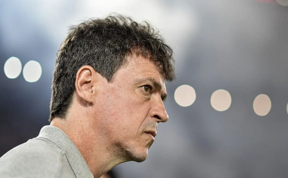 Fernando Diniz sob pressão: torcida pede demissão após saída de Coutinho Fernando Diniz sob pressão: torcida pede demissão após saída de Coutinho