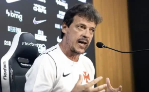 Fernando Diniz lamenta chances perdidas pelo Vasco no Brasileirão: “É muito raro acontecer isso”