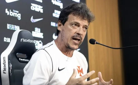 Fernando Diniz lamenta chances perdidas pelo Vasco no Brasileirão: “É muito raro acontecer isso”