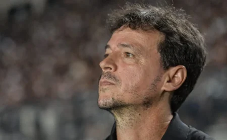 Fernando Diniz defende Brenner e exalta sua atuação no Vasco: “Foi determinante”