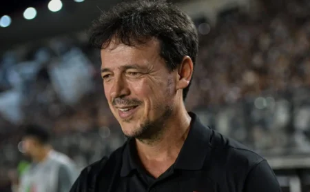 Fernando Diniz aprova a contratação de mais um volante pelo Vasco na janela de transferências