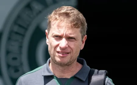 Fernando Seabra analisa empate entre Coritiba e São Paulo e critica arbitragem: “Muito fácil” Fernando Seabra analisa empate entre Coritiba e São Paulo e critica arbitragem: “Muito fácil”