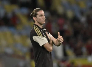 Filipe Luís celebra vaga do Flamengo e defende Paquetá: "Carga emocional grande"