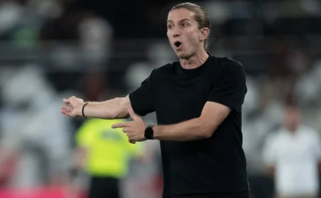 Filipe Luís acerta na estratégia, mas escolhas ainda dividem opiniões no Flamengo Filipe Luís acerta na estratégia, mas escolhas ainda dividem opiniões no Flamengo