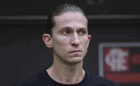 Filipe Luís escala time sem centroavante, e Flamengo sofre com falta de opções na derrota para o Lanús