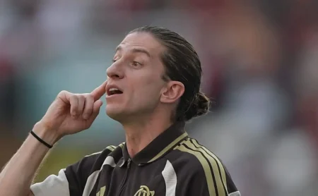 Filipe Luís avalia fase difícil do Flamengo e aposta em reação