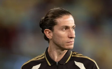 Filipe Luís reitera apoio a Vinícius Júnior após declarações polêmicas.