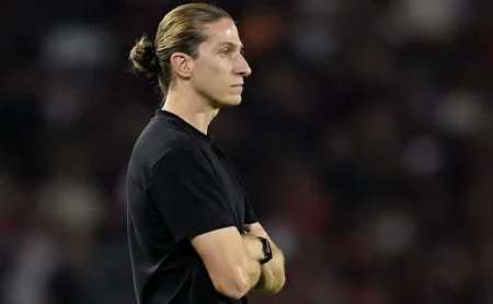 Filipe Luís demonstra serenidade e aplaude após gol sofrido, chamando a atenção no Flamengo