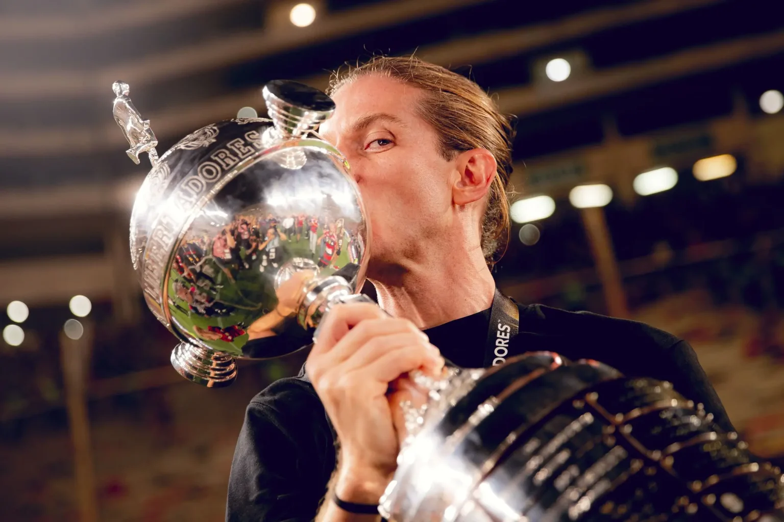 Filipe Luís busca título para coroar marca de 100 jogos pelo Flamengo após período de instabilidade