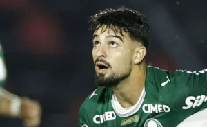 Flaco López exibe habilidade com bicicleta em Corinthians x Palmeiras e viraliza