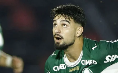 Flaco López exibe habilidade com bicicleta em Corinthians x Palmeiras e viraliza