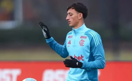 Flamengo avança com a venda de João Carbone ao Lugano após perda de espaço com Filipe Luís e nas categorias de base