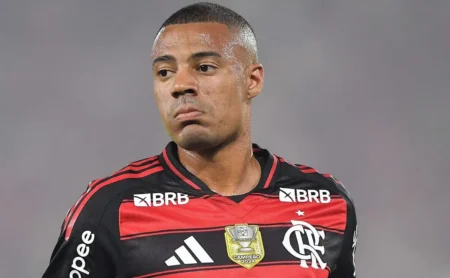 Flamengo desiste de De La Cruz contra o Botafogo; gramado sintético do Nilton Santos preocupa