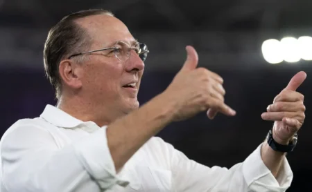 Flamengo desiste de leilão e Textor avança na compra de Zé Lucas, joia do Sport Flamengo desiste de leilão e Textor avança na compra de Zé Lucas, joia do Sport