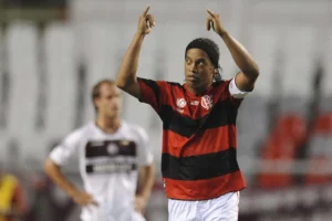 Flamengo e Lanús: o brilho de Ronaldinho, a lembrança de Léo Moura e o choro de Love 14 anos depois Flamengo e Lanús: o brilho de Ronaldinho, a lembrança de Léo Moura e o choro de Love 14 anos depois