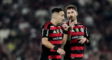 Flamengo encerra sequência de jogos com gols sofridos e intensifica disputa por posição na defesa Flamengo encerra sequência de jogos com gols sofridos e intensifica disputa por posição na defesa