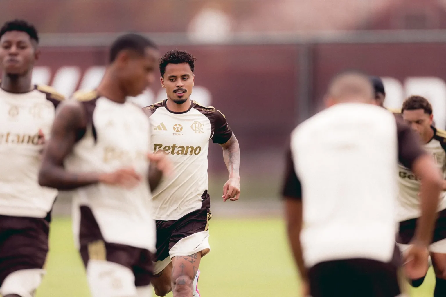 Flamengo enfrenta entraves em negociações de jogadores no mercado brasileiro; rivais demonstram interesse Flamengo enfrenta entraves em negociações de jogadores no mercado brasileiro; rivais demonstram interesse