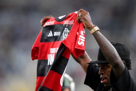 Flamengo manifesta apoio a Vini Jr. após racismo na Champions: "Você não está sozinho"