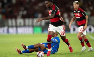 Flamengo protege Everton Araújo após críticas, e Filipe Luís o apoia para o futuro