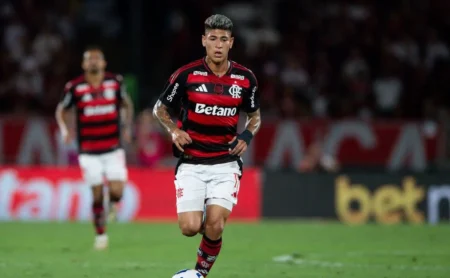 Flamengo rejeita oferta estrangeira por Carrascal e eleva exigências.