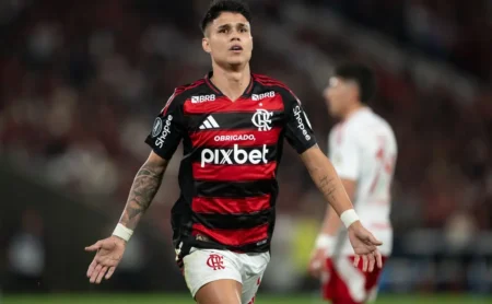 Flamengo rejeita oferta de R$ 31 milhões do Atlético-MG por Luiz Araújo
