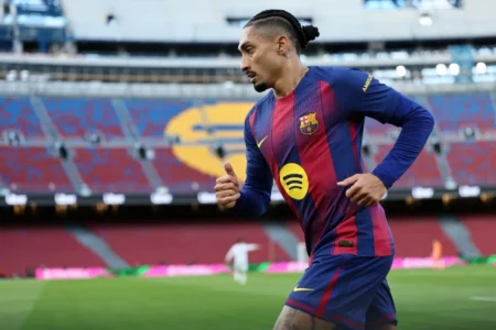 Flick confirma retorno de Raphinha ao Barcelona após goleada: "Sentimos sua falta"