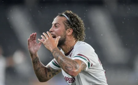 Fluminense renova com Guga, com apoio de Zubeldía, e lateral se mostra satisfeito no Rio